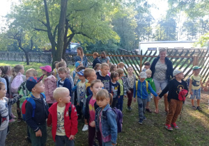 dzieci i nauczycielki na terenie p. Basi Kaszyńskiej w Katarzynowie