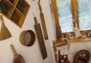 wnętrze budynku, na ścianach wiszą starodawne przedmioty