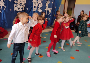 grupa dzieci podczas świątecznego występu