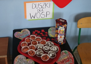 taca z mufinkami, puszka WOŚP, dekoracja okolicznościowa - stoisko WOŚP w szatni