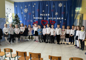 grupa dzieci ubrana odświętnie występuje z okazji Dnia Babci i Dziadka