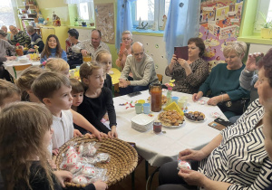 zaproszeni na Dzień babci i Dziadka goście oraz dzieci na okolicznościowym poczęstunku w klasie
