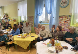 zaproszeni na Dzień babci i Dziadka goście oraz dzieci na okolicznościowym poczęstunku w klasie