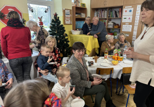 zaproszeni na Dzień babci i Dziadka goście oraz dzieci na okolicznościowym poczęstunku w klasie