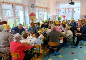 zaproszeni na Dzień babci i Dziadka goście oraz dzieci na okolicznościowym poczęstunku w klasie
