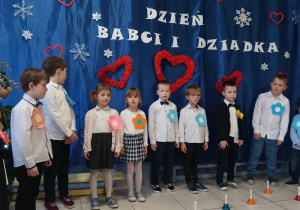 grupa dzieci ubrana odświętnie występuje z okazji Dnia Babci i Dziadka