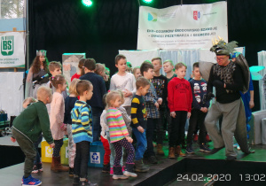 grupa dzieci i aktorzy stoją na scenie