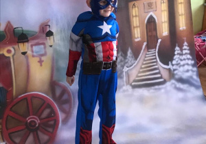 chłopiec w stroju Kapitana Ameryka pozuje do zdjęcia