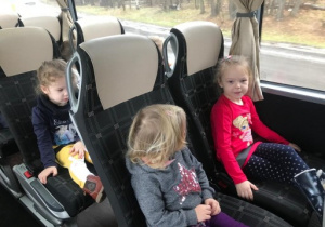 dzieci siedzą w autokarze, jadą do Łodzi