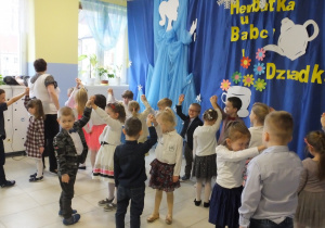 grupa dzieci tańczy dla babć i dziadków