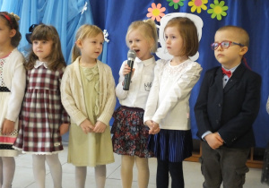grupa dzieci deklamuje wiersze dla babć i dziadków