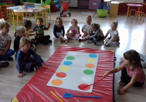 grupa dzieci bawi się w "kolorowe kropki"