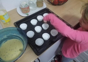 dziewczynka robi muffinki