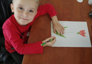 chłopiec wykonuje tulipana metodą malowanego wierszyka