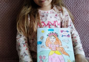 dziewczynka prezentuje obrazek z Panią Wiosną