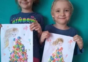 dziewczynki prezentują obrazki z Panią Wiosną