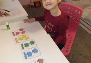 dziewczynka prezentuje wykonane zadanie matematyczne - robale
