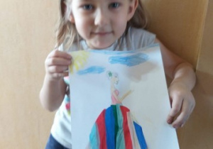 dziewczynka prezentuje obrazek z Panią Wiosną