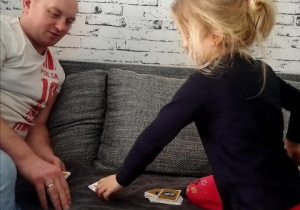 tata gra z córką w karty