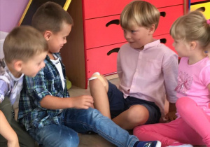 dzieci bandażują koledze kolano