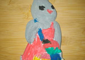 gipsowy zajączek wykonany przez dziecko