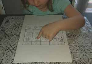 dziewczynka bawi się grą matematczną