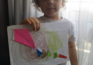 chłopiec pokazuje wykonany przez siebie latawiec metodą EPR