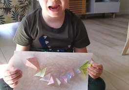 chłopiec pokazuje wykonany przez siebie latawiec metodą EPR