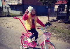 dziewczynka jedzie na rowerze