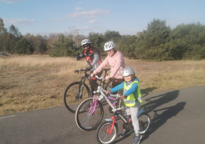 rodzina jedzie na rowerach