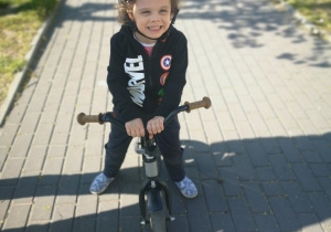chłopiec jedzie na rowerze