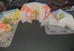 domki origami wykonane przez rodzinę