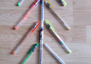 zabawy matematyczne - konstrukcja w kolorowych długopisów