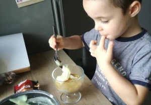 chłopiec przygotowuje deser