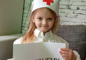 dziewczynka w stroju pielęgniarki