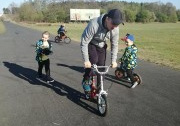 tata z synami jeżdzą na rowerach
