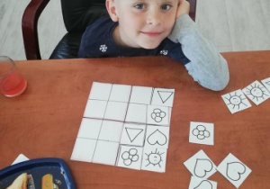chłopiec układa sudoku