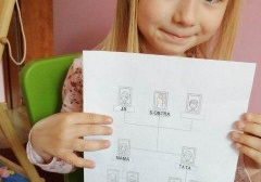 dziewczynka pokazuje wykonaną kartę pracy