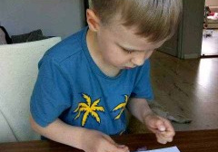 chłopiec wykleja plasteliną obrazek pieska