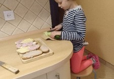 dziewczynka przygotowuje kanapki