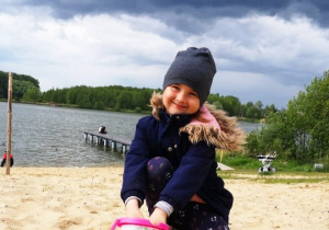 dziewczynka bawi się na plaży