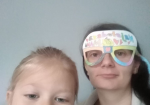 dziewczynka z mamą. Mama ma na twarzy okulary wykonane przez swoje dziecko