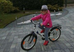 Dziewczynka jeździ na rowerze