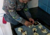 Chłopiec robi ciasteczka