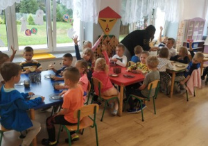 dzieci z grupy Duszki siedzą przy stolikach, jedzą posiłek