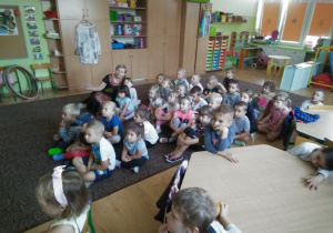 dzieci z grup Krasnale i Słoneczka siedzą na podłodze i oglądają bajkę o Vashti