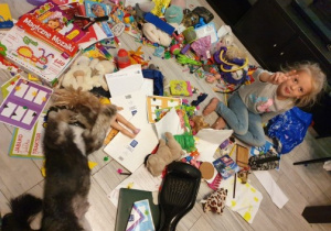 dziewczynka sprzątanie w domu własne zabawki