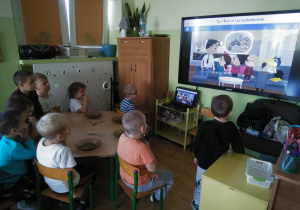 grupa chłopców ogląda film edukacyjny