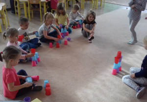 dzieci układają wieże z kubków