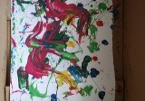 praca dziecka "malowanie kasztanami"